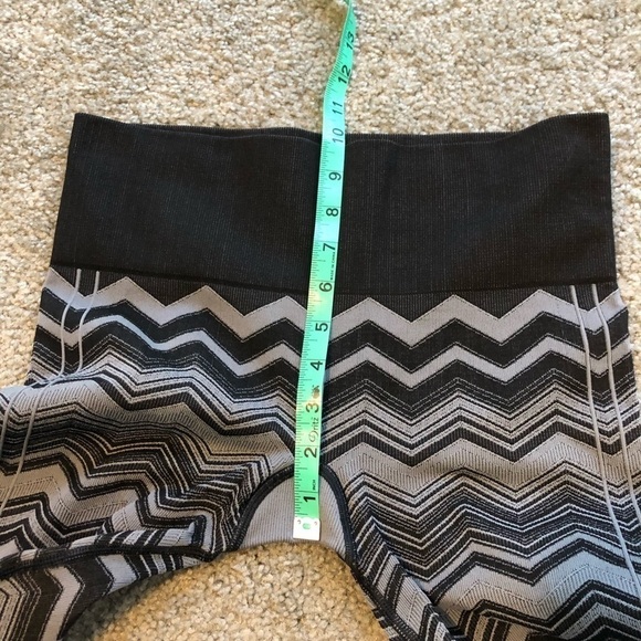 Lululemon ebb to street leggings black gray chevron size 6 - Picture 11 of 11